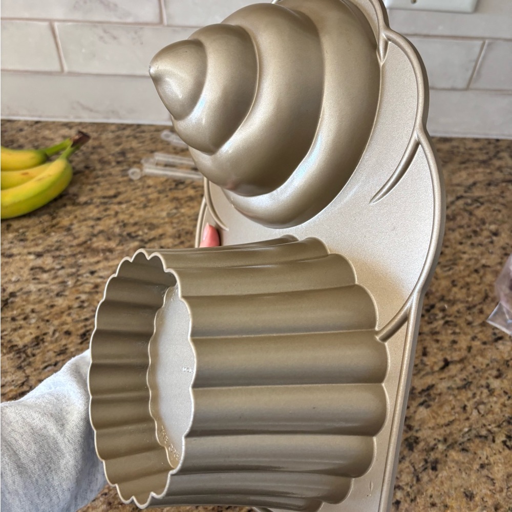 Williams Sonoma Gold Cupcake Cake Pan